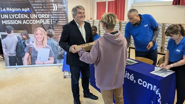 Remise des ordinateurs offerts par la Région